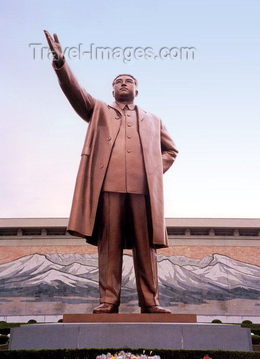 korean96: North Korea / DPRK - Pyongyang: the great leader, Kim Il Sung statue and Mount Paekto - Mansudae Grand Monument (photo by M.Torres) - (c) Travel-Images.com - Stock Photography agency - Image Bank