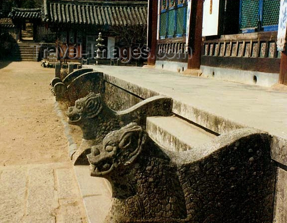 koreas30: Asia - South Korea - Gaya Mountain, Gyeongsang province: Haeinsa Temple - feline figures - photo by G.Frysinger - (c) Travel-Images.com - Stock Photography agency - Image Bank