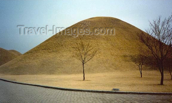 koreas31: Asia - South Korea - Kyongju: royal tombs - Shilla Dynasty - photo by G.Frysinger - (c) Travel-Images.com - Stock Photography agency - Image Bank