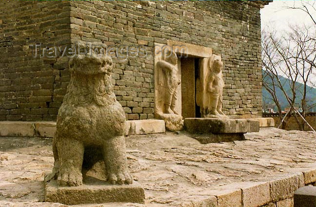 koreas32: Asia - South Korea - Kyongju: pagoda - entrance detail (photo by G.Frysinger) - (c) Travel-Images.com - Stock Photography agency - Image Bank