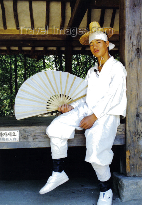 koreas44: Asia - South Korea - Kyeonggi-do / Gyeonggi-do (Gyeonggi province): fan man - Korean Folk Village - photo by S.Lapides - (c) Travel-Images.com - Stock Photography agency - Image Bank