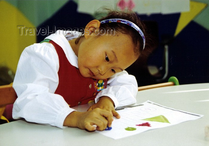 koreas53: Asia - South Korea - Suweon: kindergarten girl - photo by S.Lapides - (c) Travel-Images.com - Stock Photography agency - Image Bank