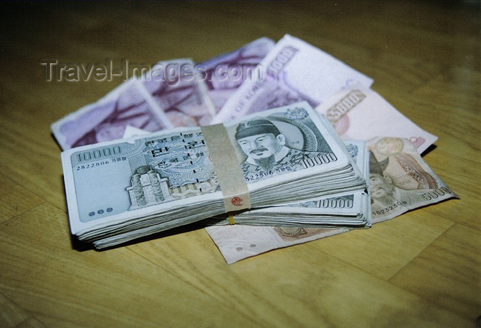 koreas54: Asia - South Korea - Korean currency - 10.000 won notes - KRW - W - photo by S.Lapides - (c) Travel-Images.com - Stock Photography agency - Image Bank