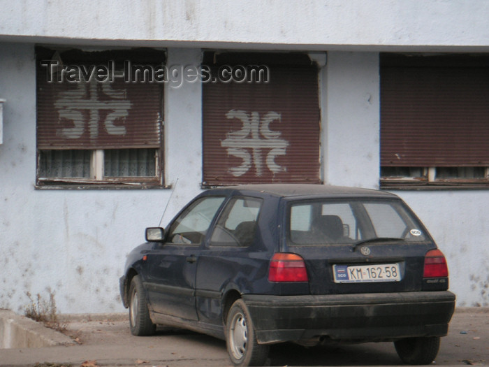 kosovo21: Kosovo - Kosovska Mitrovica: Serbian house and car registration - photo by A.Kilroy - (c) Travel-Images.com - Stock Photography agency - Image Bank