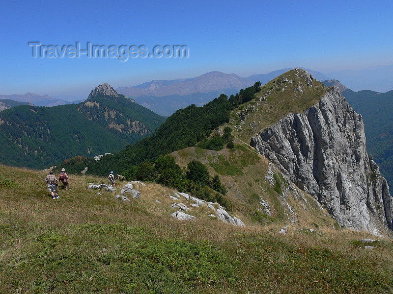 kosovo43: Kosovo - Prokletije mountains / Alpet Shqiptare - Prizren district: hikers - Dinaric Alps - photo by J.Kaman - (c) Travel-Images.com - Stock Photography agency - Image Bank