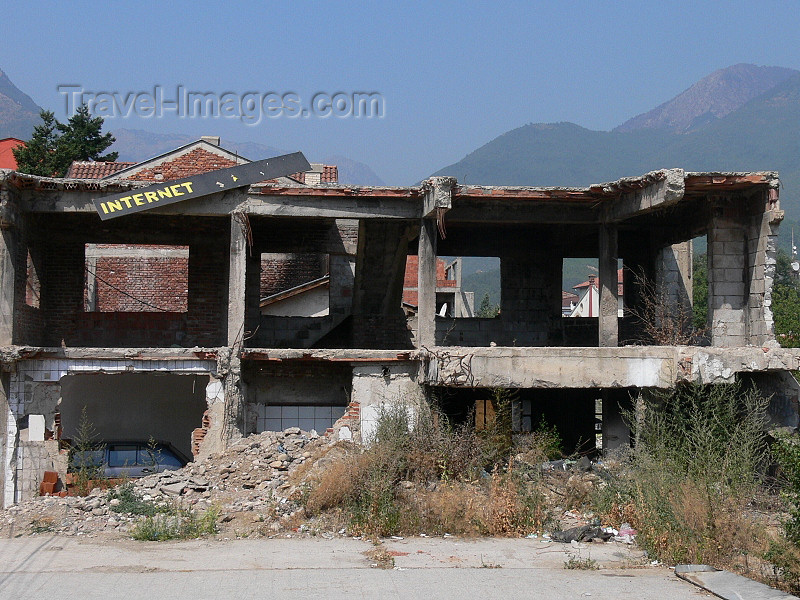 kosovo47: Kosovo - Pec / Peja: Internet and conflict aftermath - war ruins - photo by J.Kaman - (c) Travel-Images.com - Stock Photography agency - Image Bank