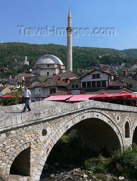 kosovo70: Kosovo - Prizren / Prizreni: stone bridge and mosque in the Old town - Potkaljaja quarter - photo by J.Kaman - (c) Travel-Images.com - Stock Photography agency - Image Bank
