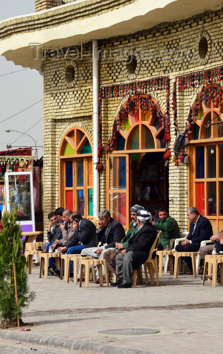 kurdistan11: Erbil / Hewler, Kurdistan, Iraq: people enjoy a tranquil moment at Machko Chaikhana, the historic teahouse located at the foot the citadel, on the edge of Shar Park - this teahouse has been a traditional meeting point for the city's intellectuals, journalists, government officials, politicians and foreigners - open since the 1940s and named after its founder Machko Muhammed - photo by M.Torres - (c) Travel-Images.com - Stock Photography agency - Image Bank