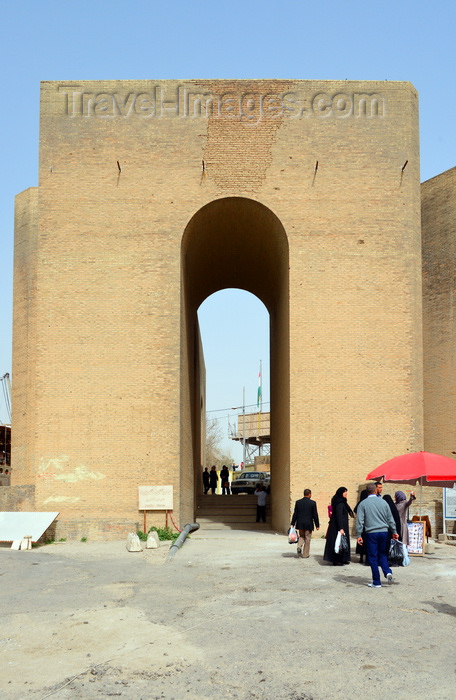 kurdistan19: Erbil / Hewler, Kurdistan, Iraq: people at the main gate of the Erbil Citadel - Qelay Hewlêr - UNESCO world heritage site - photo by M.Torres - (c) Travel-Images.com - Stock Photography agency - Image Bank