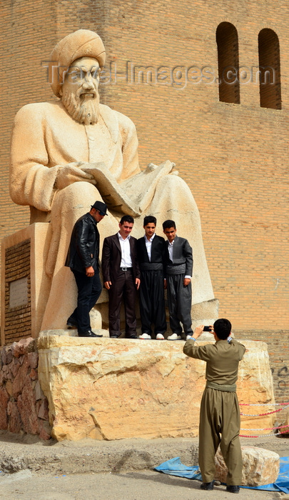 kurdistan20: Erbil / Hewler / Arbil / Irbil, Kurdistan, Iraq: Kurdish men have their picture taken with the statue of the historian Ibn Al-Mustawfi aka Mubarak Ben Ahmed Sharaf-Aldin at the entrance to Arbil Citadel - Qelay Hewlêr - UNESCO world heritage site - photo by M.Torres - (c) Travel-Images.com - Stock Photography agency - Image Bank