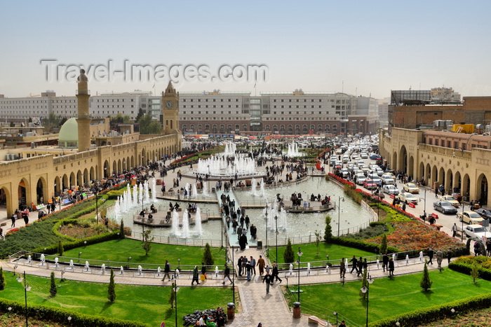 kurdistan35: Erbil / Hewler / Arbil / Irbil, Kurdistan, Iraq: main square, Shar Park, with crowds enjoying the pleasantly cool area created by the fountains - arcades on both sides and Nishtiman mall in front - Mosque and Erbil Clocktower on the left - seen from the Erbil citadel - photo by M.Torres - (c) Travel-Images.com - Stock Photography agency - Image Bank
