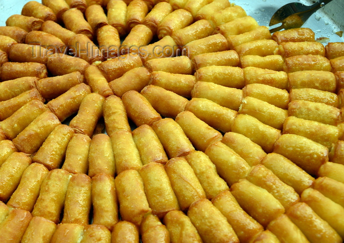 kurdistan44: Erbil / Hewler / Arbil / Irbil, Kurdistan, Iraq: Qaysari bazaar - Zainab's fingers (Usbu al Zainab) arranged in circles - a Middle Eastern dessert, fried crispy rolls covered with syrup seasoned with cardamom and lime - photo by M.Torres - (c) Travel-Images.com - Stock Photography agency - Image Bank