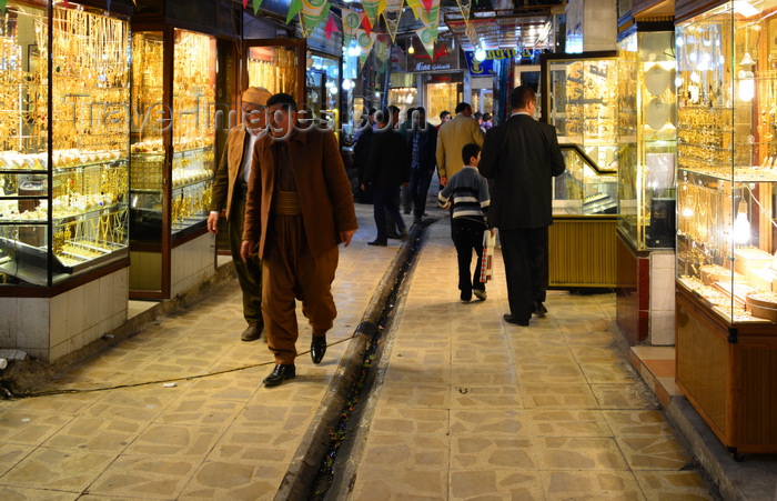 kurdistan46: Erbil / Hewler / Arbil / Irbil, Kurdistan, Iraq: shopping in the Gold souq at the Qaysari bazaar - photo by M.Torres - (c) Travel-Images.com - Stock Photography agency - Image Bank