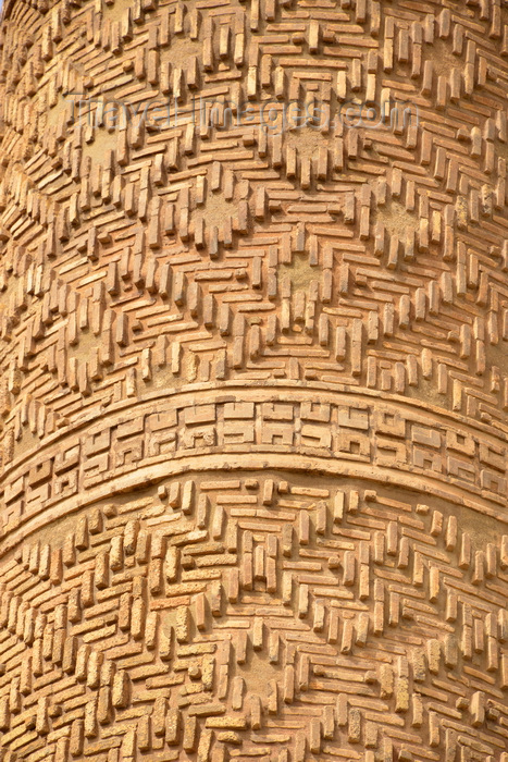 kurdistan55: Erbil / Hewler / Arbil / Irbil, Kurdistan, Iraq: Mudhafaria Minaret - 13th century brick masonry structure - Hazarbaf brickwork, meaning 'thousand weavings' in Persian, a surface decoration where the wall is patterned in relief with bricks that create a play of light and shadow - photo by M.Torres - (c) Travel-Images.com - Stock Photography agency - Image Bank