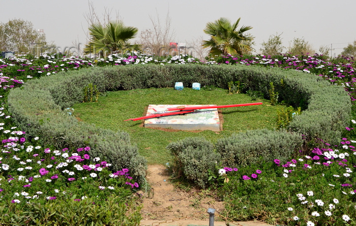 kurdistan57: Erbil / Hewler / Arbil / Irbil, Kurdistan, Iraq: floral clock at Minare Park - photo by M.Torres - (c) Travel-Images.com - Stock Photography agency - Image Bank