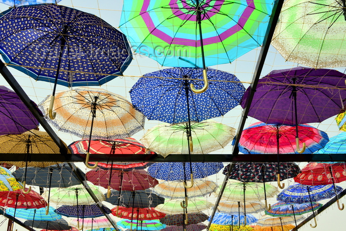 kurdistan68: Erbil / Hewler, Kurdistan, Iraq: Shanadar Park - ceiling of umbrellas used to provide a shaded walkway, a ceiling of colour - photo by M.Torres - (c) Travel-Images.com - Stock Photography agency - Image Bank