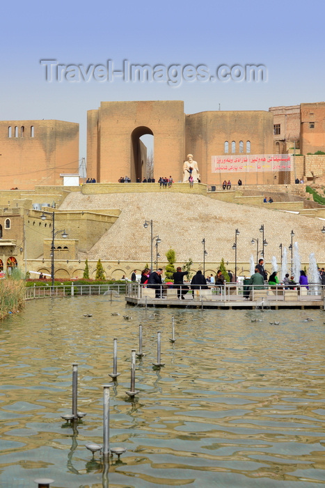 kurdistan7: Erbil / Hewler, Kurdistan, Iraq: people enjoy the fountains of Shar Park, Erbil's main square, built under the Erbil Citadel - Qelay Hewlêr - UNESCO world heritage site - photo by M.Torres - (c) Travel-Images.com - Stock Photography agency - Image Bank