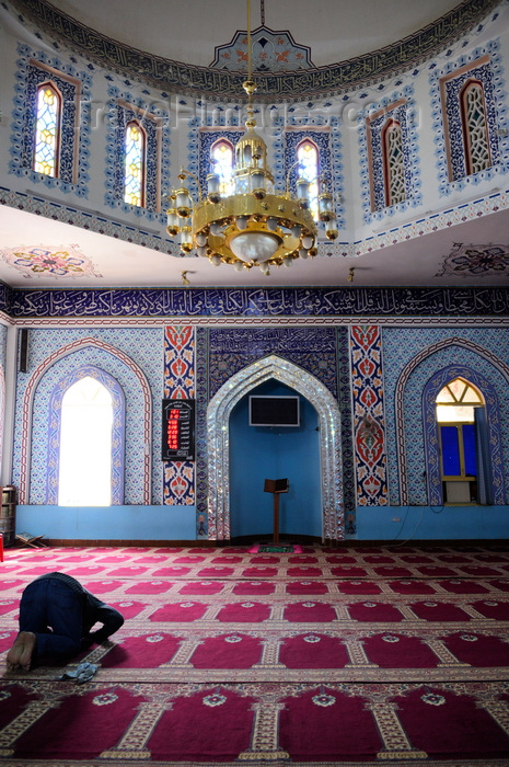 kurdistan79: Erbil / Hewler / Arbil / Irbil, Kurdistan, Iraq: mn praying at Jalil Khayat mosque, the city's largest mosque - photo by M.Torres - (c) Travel-Images.com - Stock Photography agency - Image Bank