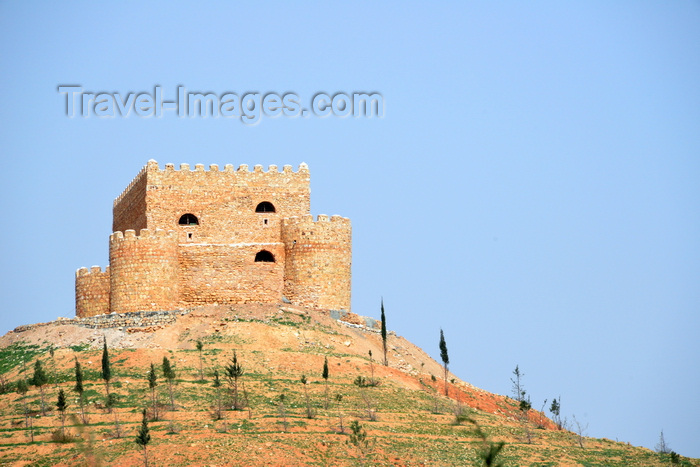 kurdistan86: Erbil / Hewler / Arbil / Irbil, Kurdistan, Iraq: Khanzad Castle / Citadel - hill top fortress on the road to Shaqlawa, built in the Soran Period, an early 16th century a Kurdish emirate - designed with a squat turret on each of its four corners - photo by M.Torres - (c) Travel-Images.com - Stock Photography agency - Image Bank