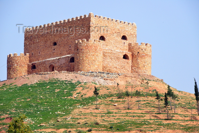 kurdistan88: Erbil / Hewler / Arbil / Irbil, Kurdistan, Iraq: Khanzad Castle, aka Banaman castle - hill top fortress on the road to Shaqlawa, built in the Soran Period, an early 16th century a Kurdish emirate - designed with a squat turret on each of its four corners around a main tower with sawtoothed battlements - photo by M.Torres - (c) Travel-Images.com - Stock Photography agency - Image Bank