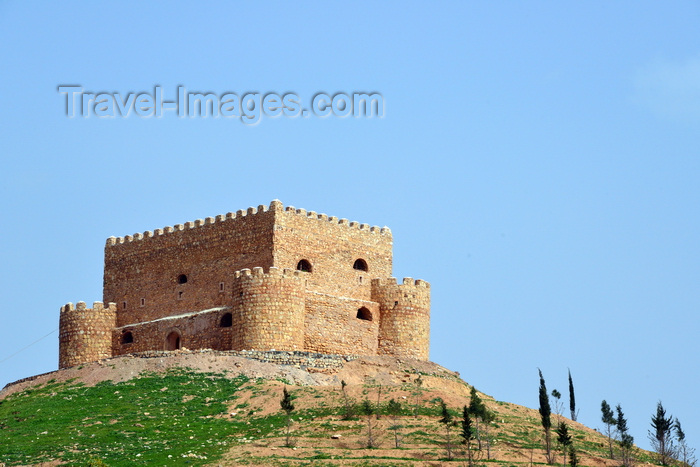 kurdistan89: Erbil / Hewler / Arbil / Irbil, Kurdistan, Iraq: Khanzad / Banaman Castle Historic Site - hill top fortress on the road to Shaqlawa, built in the Soran Period, an early 16th century a Kurdish emirate - designed with a squat turret on each of its four corners - photo by M.Torres - (c) Travel-Images.com - Stock Photography agency - Image Bank