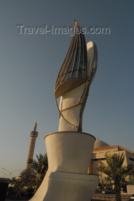 kuwait10: Kuwait city: fountain on Abdullah Al-Ahmad Street - Grand Mosque in the background - photo by M.Torres - (c) Travel-Images.com - Stock Photography agency - the Global Image Bank