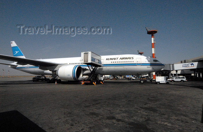 kuwait102: Kuwait city: Kuwait Airways Boeing 777-269(ER) - 9K-AOB Garouh - photo by M.Torres - (c) Travel-Images.com - Stock Photography agency - the Global Image Bank