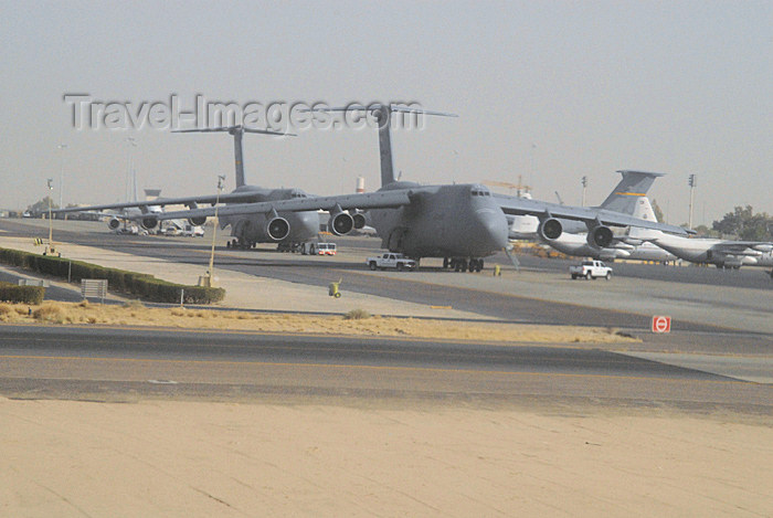 kuwait27: Kuwait city: airport - American Lockheed  C-5 Galaxy transport aircraft - photo by M.Torres - (c) Travel-Images.com - Stock Photography agency - the Global Image Bank