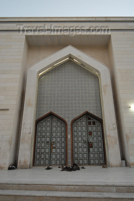 kuwait28: Kuwait city: shoes at a mosque entrance - Hawalli district - photo by M.Torres - (c) Travel-Images.com - Stock Photography agency - the Global Image Bank