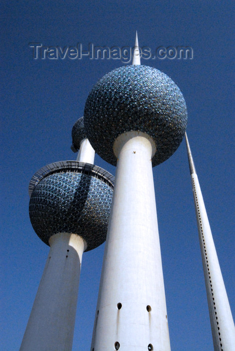 kuwait76: Kuwait city: Kuwait towers - from below - photo by M.Torres - (c) Travel-Images.com - Stock Photography agency - the Global Image Bank