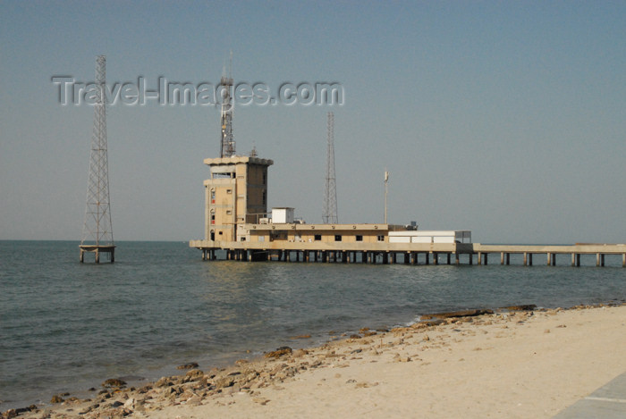 kuwait79: Kuwait city: pier with mock oil towers - Dasman district - photo by M.Torres - (c) Travel-Images.com - Stock Photography agency - the Global Image Bank