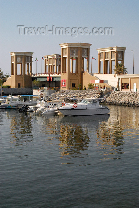 kuwait86: Kuwait city: bridge leading to Souq Sharq - photo by M.Torres - (c) Travel-Images.com - Stock Photography agency - the Global Image Bank