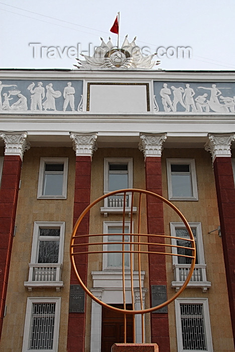 kyrgyzstan23: Bishkek, Kyrgyzstan: Constitutional Court - Corinthian order columns and the Kyrgyz symbol, the roof of a yurt - Erkindik boulevard - photo by M.Torres - (c) Travel-Images.com - Stock Photography agency - Image Bank