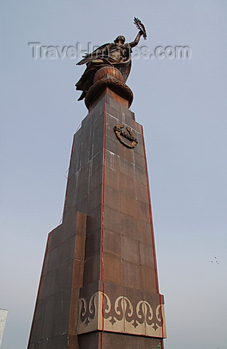 kyrgyzstan32: Bishkek, Kyrgyzstan: Freedom (Erkindik) monument on Ala-Too square - the pedestal used to support a statue of Lenin, and the square was also named after the Chairman of the Bolshevik Party - photo by M.Torres - (c) Travel-Images.com - Stock Photography agency - Image Bank