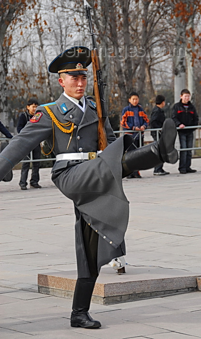 kyrgyzstan35: Bishkek, Kyrgyzstan: Kyrgyz soldier goose-steping - Official State Flagpole - change of the guard - Ala-Too square - Stechschritt - photo by M.Torres - (c) Travel-Images.com - Stock Photography agency - Image Bank