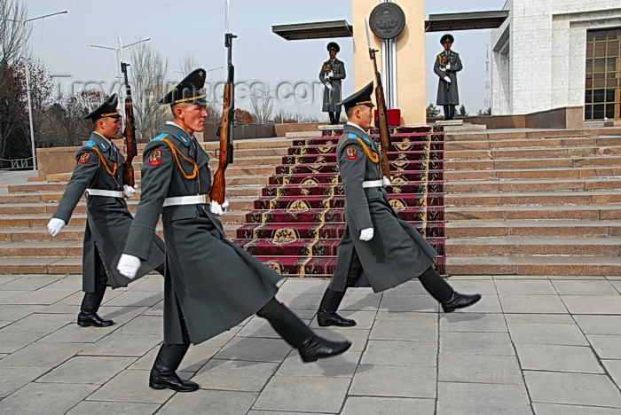 kyrgyzstan36: Bishkek, Kyrgyzstan: three Kyrgyz soldiers goose-steping - Official State Flagpole - change of the guard - Ala-Too square - Stechschritt - photo by M.Torres - (c) Travel-Images.com - Stock Photography agency - Image Bank