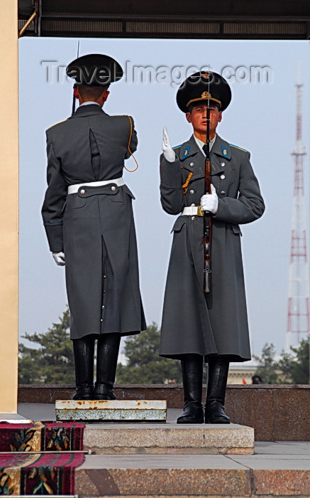 kyrgyzstan37: Bishkek, Kyrgyzstan: change of the guard at the Official State Flagpole - Ala-Too square - photo by M.Torres - (c) Travel-Images.com - Stock Photography agency - Image Bank