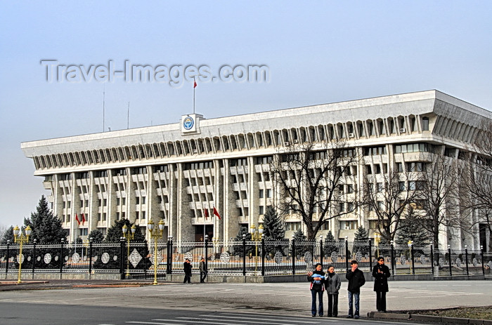 kyrgyzstan41: Bishkek, Kyrgyzstan: House of the Government - the 'white house' - former Headquarters of the Communist Party's Central Committee - Chui avenue - photo by M.Torres - (c) Travel-Images.com - Stock Photography agency - Image Bank
