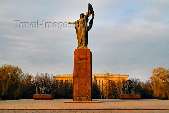 kyrgyzstan58: Bishkek, Kyrgyzstan: Monument to the Martyrs of Revolution - statue of Urkuya Salieva, by Turgunbai Sadykov - Revolution square - photo by M.Torres - (c) Travel-Images.com - Stock Photography agency - Image Bank