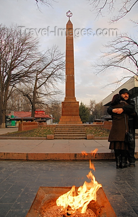 kyrgyzstan73: Bishkek, Kyrgyzstan: fire and love - couple at the Red Guards Memorial - Oak Park - red granite obelisk - grave of the Bolshevik casualties of the 1918 Belovodsk uprising - eternal flame - photo by M.Torres - (c) Travel-Images.com - Stock Photography agency - Image Bank