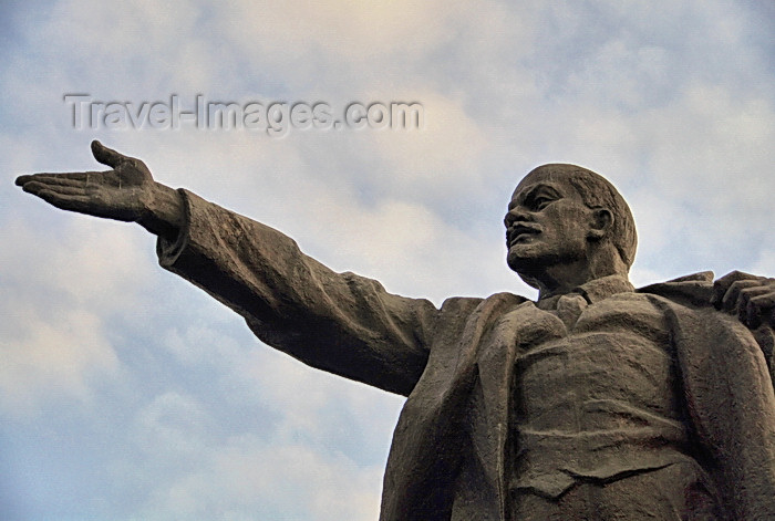 kyrgyzstan77: Bishkek, Kyrgyzstan: statue of Lenin - now behind the History Museu, after losing its place on Ala-Too square - photo by M.Torres - (c) Travel-Images.com - Stock Photography agency - Image Bank