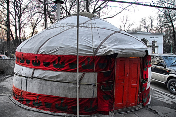 kyrgyzstan78: Bishkek, Kyrgyzstan: yurt near Panfilov park, behind the Kyrgyz Drama Theatre, T.Abdumomunov street - photo by M.Torres - (c) Travel-Images.com - Stock Photography agency - Image Bank