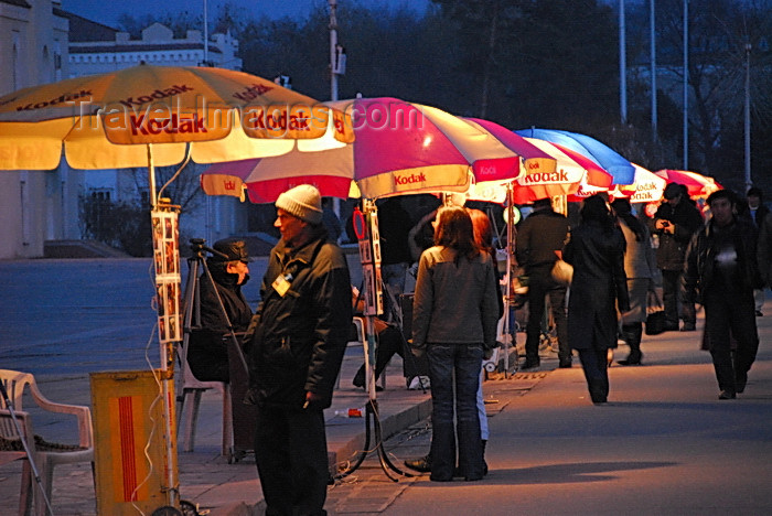 kyrgyzstan80: Bishkek, Kyrgyzstan: photographers wait for clients - colourful umbrellas - Ala-Too square - photo by M.Torres - (c) Travel-Images.com - Stock Photography agency - Image Bank