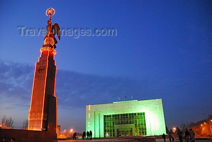 kyrgyzstan81: Bishkek, Kyrgyzstan: State Historical Museum and Freedom monument on Ala-Too square - nocturnal - photo by M.Torres - (c) Travel-Images.com - Stock Photography agency - Image Bank