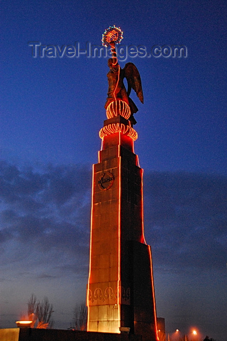 kyrgyzstan82: Bishkek, Kyrgyzstan: Freedom monument on Ala-Too square - nocturnal - photo by M.Torres - (c) Travel-Images.com - Stock Photography agency - Image Bank