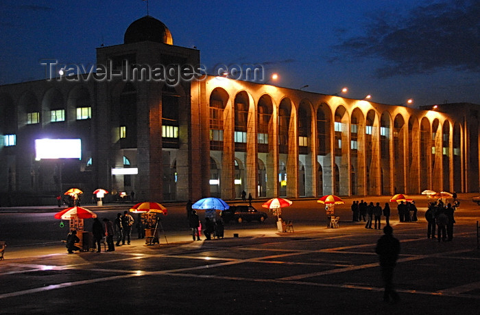 kyrgyzstan83: Bishkek, Kyrgyzstan: arcade and photographers - night on Ala-Too square, Chui avenue - photo by M.Torres - (c) Travel-Images.com - Stock Photography agency - Image Bank