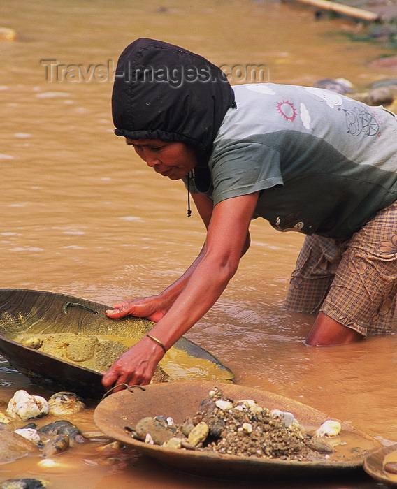 laos1: Laos, Si Phan Don region (4000 islands region): looking for gold in the river - gold panning - photo by E.Petitalot - (c) Travel-Images.com - Stock Photography agency - Image Bank