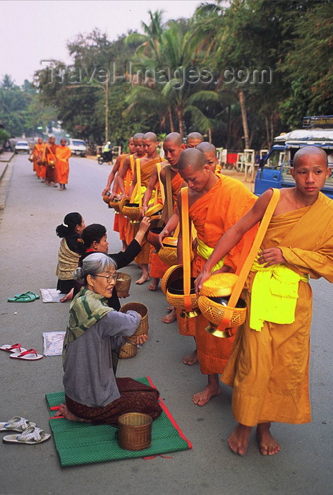 laos101: Laos: Buddhist monks - food distribution - photo by E.Petitalot - (c) Travel-Images.com - Stock Photography agency - Image Bank