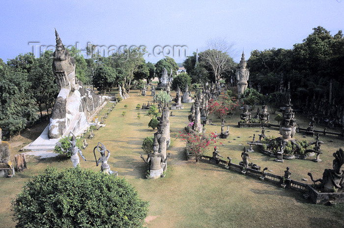 laos11: Laos - Laos - Vientiane (Viangchan province): view over Xieng Khuan Buddha Park - religion - Buddhism - photo by Walter G Allgöwer - Der Skupturenpark mit meterhohen Betonfiguren wurde 1958 von dem laotischen Künstler Boun Leua Soulilat erschaffen. Er ver - (c) Travel-Images.com - Stock Photography agency - Image Bank