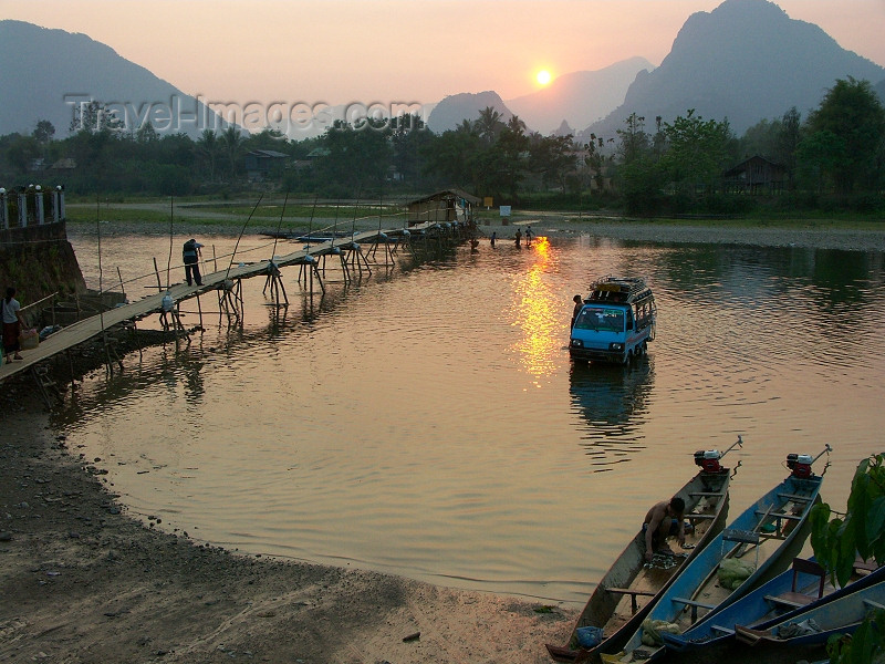 laos19: Laos - Vang Veing / Veing Vein - Vientiane Province: sunset over the Nam Song river - karstic hills - photo by P.Artus - (c) Travel-Images.com - Stock Photography agency - Image Bank